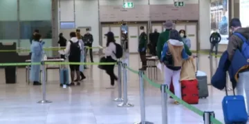 Detenido en el aeropuerto por empadronar a más de 100 personas en una vivienda para regularizar su situación