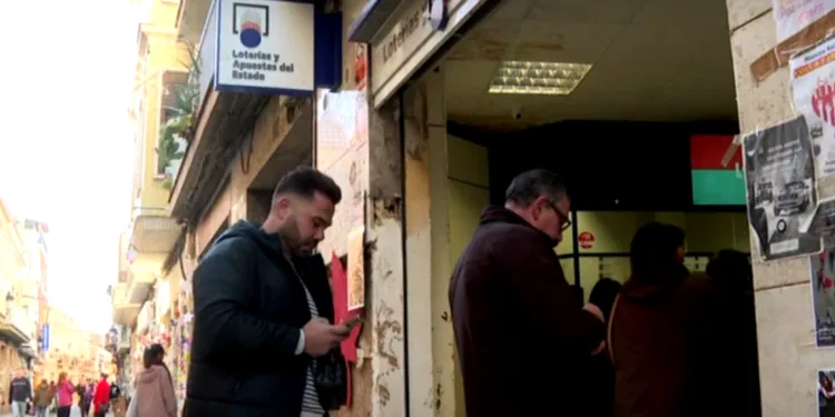 La Lotería de Navidad en Valencia: la superstición y la DANA disparan las ventas desde toda España 1 Trucos para minimizar impuestos si ganas la Lotería de Navidad