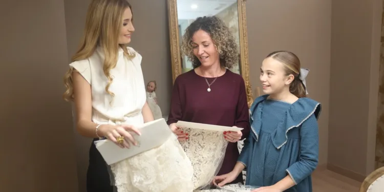 Las Falleras Mayores de Valencia eligen sus manteletas de segundo traje y puntillas