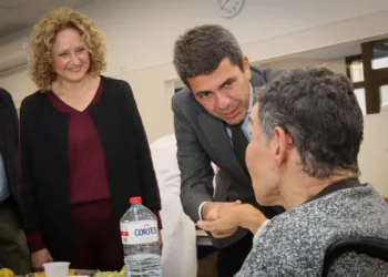 El presidente de la Generalitat Carlos Mazón visita el Centro de Día Alcer de Torrent en su primer aniversario 2 El presidente de la Generalitat Carlos Mazón visita el Centro de Día Alcer de Torrent en su primer aniversario