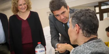 El presidente de la Generalitat Carlos Mazón visita el Centro de Día Alcer de Torrent en su primer aniversario