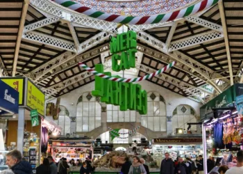 Horarios ampliados y solidaridad en el Mercado Central de Valencia durante la Navidad