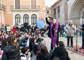 Mas de 1.500 alumnos de colegios pùblicos y concertados cantan villancicos por las calles de Valencia