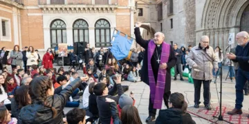 Mas de 1.500 alumnos de colegios pùblicos y concertados cantan villancicos por las calles de Valencia