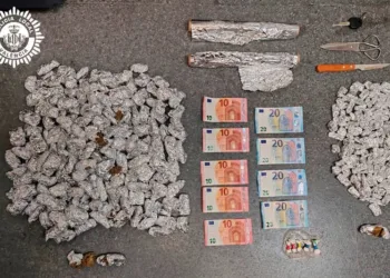 Detenidos un padre y un hijo en Benicalap por tráfico de drogas con 185 paquetes de Marihuana y Cocaína 7 Detenidos un padre y un hijo en Benicalap por tráfico de drogas con 185 paquetes de Marihuana y Cocaína