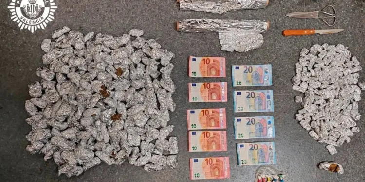 Detenidos un padre y un hijo en Benicalap por tráfico de drogas con 185 paquetes de Marihuana y Cocaína