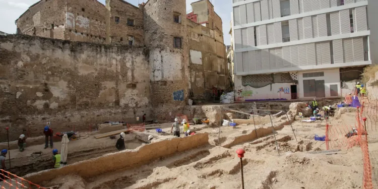 El ayuntamiento acusa a la empresa adjudicataria de la muralla musulmana de "actitud obstruccionista" 1 El ayuntamiento acusa a la empresa adjudicataria de la muralla musulmana de «actitud obstruccionista»