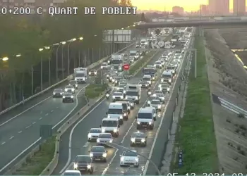 Retenciones de más de 25 kilómetros complican el tráfico en las entradas y salidas de Valencia