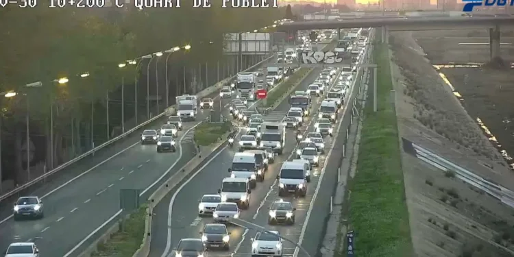 Retenciones de más de 25 kilómetros complican el tráfico en las entradas y salidas de Valencia 1 Retenciones de más de 25 kilómetros complican el tráfico en las entradas y salidas de Valencia