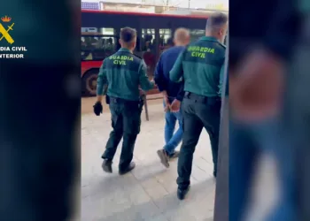 La Guardia Civil detiene a 3 personas por tráfico de drogas y blanqueo de capitales