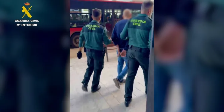 La Guardia Civil detiene a 3 personas por tráfico de drogas y blanqueo de capitales