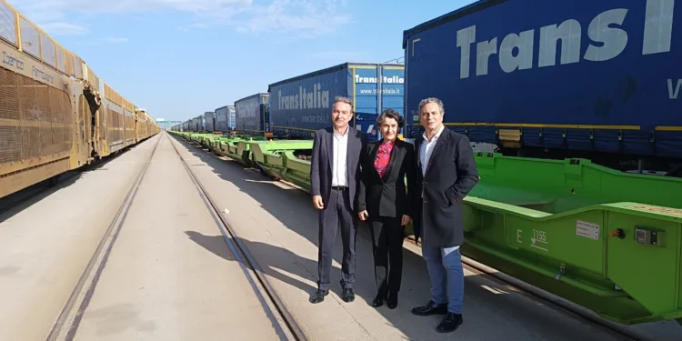 La autopista ferroviaria vuelve a estar operativa en el Puerto de Valencia tras invertir Transportes 184 millones