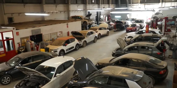 Talleres mecánicos desbordados por la DANA: ¿reparar o asumir el siniestro total?