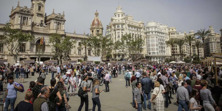 Valencia consolida su posición: 825.948 habitantes según cifras oficiales 1 Valencia consolida su posición: 825.948 habitantes según cifras oficiales