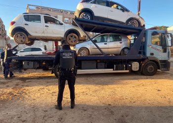 Policía Local Valencia ya ha retirado 500 vehículos de las campas de La Torre, Forn d'Alcedo y Castellar-Oliveral 5 Policía Local Valencia ya ha retirado 500 vehículos de las calles de La Torre, Forn d'Alcedo y Castellar-Oliveral