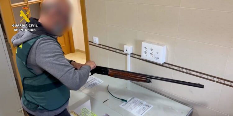 Detenido por disparar con una escopeta desde el balcón de su vivienda en Alicante