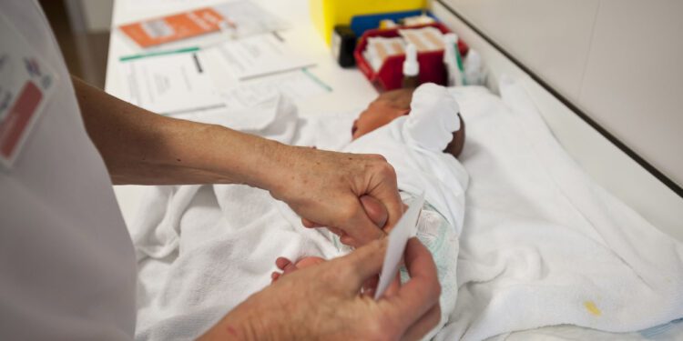 La Fe participa en un proyecto de cribado a recién nacidos para detectar más de 300 enfermedades raras 1 La Fe participa en un proyecto de cribado a recién nacidos para detectar más de 300 enfermedades raras