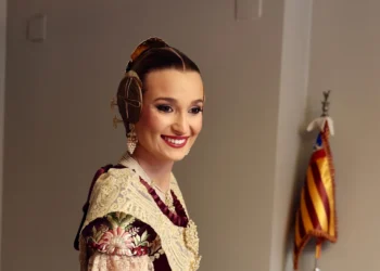 Berta Peiró muestra el espolín que lucirá esta noche en su Exaltación en el Palau de la Música de Valencia