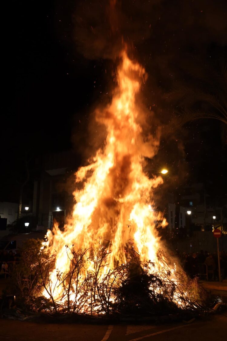 Cullera quema su hoguera de Sant Antoni con restos de la #DANA llegados a las playas