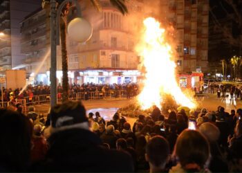 Cullera quema su hoguera de Sant Antoni con restos de la #DANA llegados a las playas