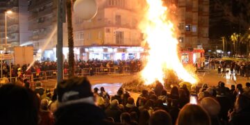 Cullera quema su hoguera de Sant Antoni con restos de la #DANA llegados a las playas