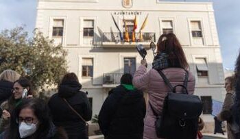 Vecinos de Benetússer protestan por "abandono institucional" tras la muerte de un operario en un garaje 2 Vecinos de Benetússer protestan por «abandono institucional» tras la muerte de un operario en un garaje