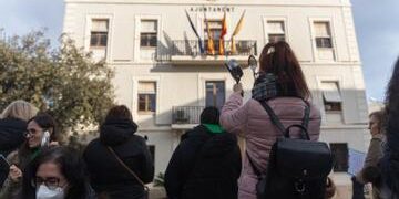 Vecinos de Benetússer protestan por «abandono institucional» tras la muerte de un operario en un garaje