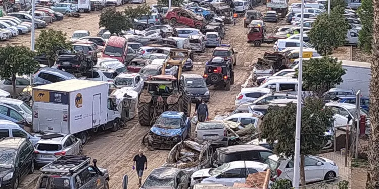 La Generalitat activa nuevas líneas de ayudas DANA: más tipologías de vehículos, turismo para afectados e infraestructuras 1 Catarroja: Retirada total de coches en campa provisional y fecha instalación barracones IES Berenguer