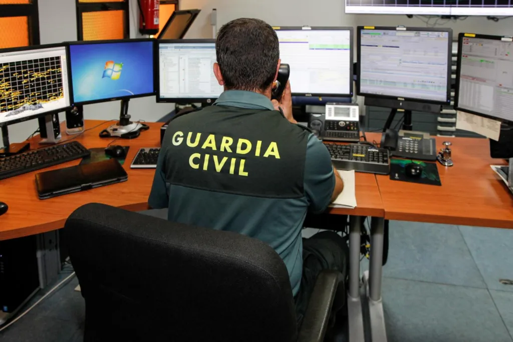 Desarticulado en Xàtiva un grupo delictivo por vender empadronamientos a casi 250 inmigrantes 2 La Guardia Civil salva la vida de una vecina de Cullera
