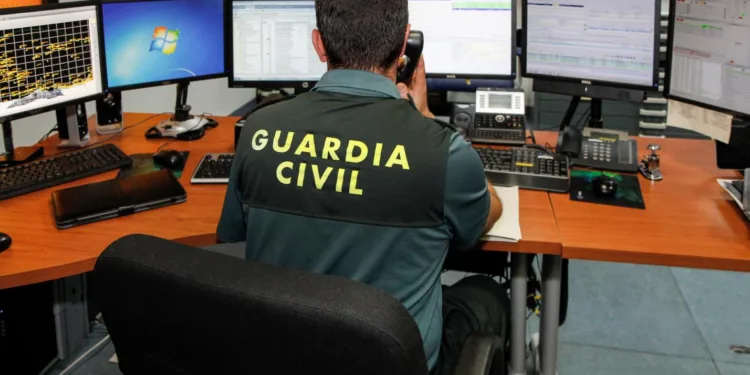Detenida una mujer por estafar con falsos alquileres vacacionales en Gandía 1 La Guardia Civil salva la vida de una vecina de Cullera