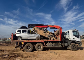 La Generalitat suma desguaces de España para retirar vehículos de la DANA