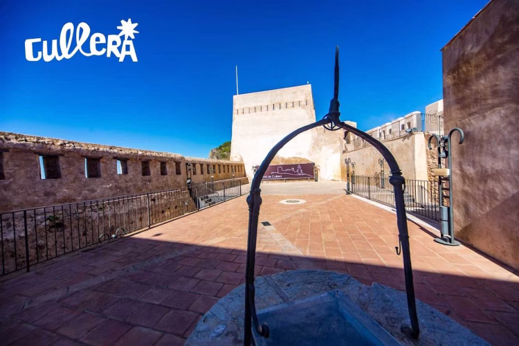 El Castillo de Cullera y su Santuario y las excelentes vistas de la Bahía hasta Denia