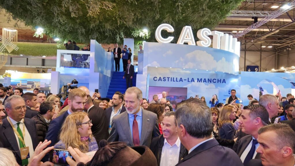 Su Majestad el Rey Felipe VI conoce El Camino del Santo Grial en FITUR 2025 6 Dra. Ana Mafe con su Magestad el Rey Felipe VI en FITUR 2025