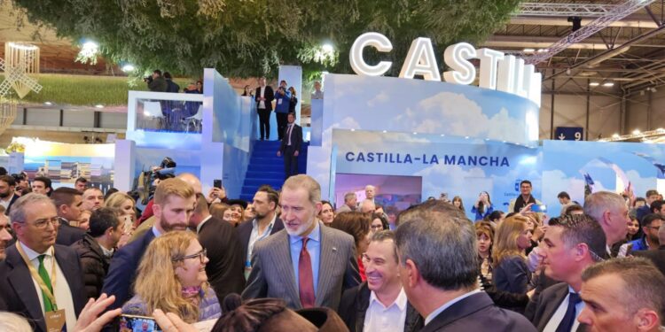 Su Majestad el Rey Felipe VI conoce El Camino del Santo Grial en FITUR 2025