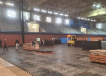 Acondicionamiento del Palau de Deports l’Illa para iniciar el montaje del recinto del Benidorm Fest 1 Acondicionamiento del Palau d’Esports l’Illa para iniciar al montaje del recinto del Benidorm Fest