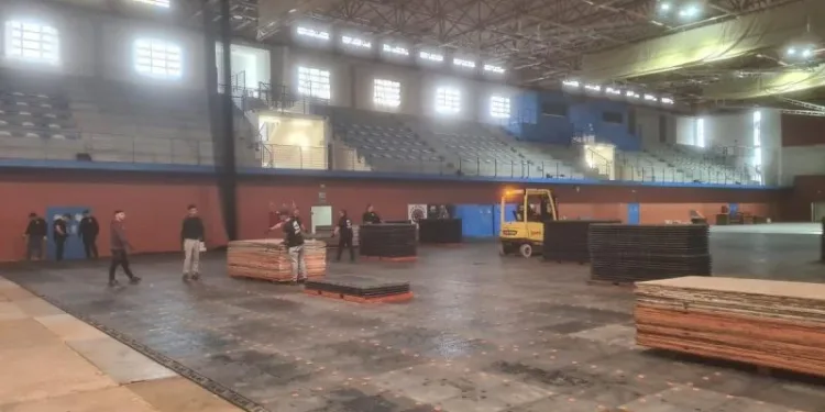 Acondicionamiento del Palau de Deports l’Illa para iniciar el montaje del recinto del Benidorm Fest 1 Acondicionamiento del Palau d’Esports l’Illa para iniciar al montaje del recinto del Benidorm Fest