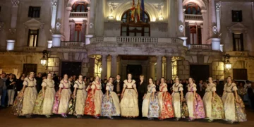 El Palau de la Música de Valencia, vestido de gala para la ocasión, recibe a la Fallera Mayor de Valencia y a su Corte de Honor