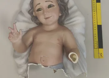 La Guardia Civil recupera los restos del niño Jesús destrozado y robado en Cullera