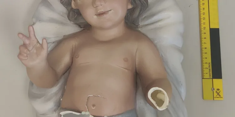 La Guardia Civil recupera los restos del niño Jesús destrozado y robado en Cullera