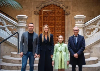 Vicent Mompó recibe a las Falleras Mayores de Valencia en la Diputació