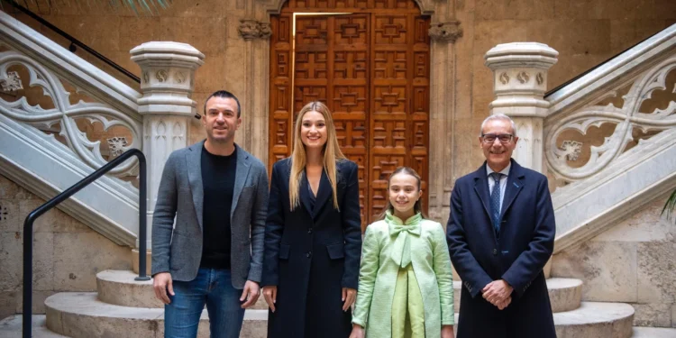 Vicent Mompó recibe a las Falleras Mayores de Valencia en la Diputació