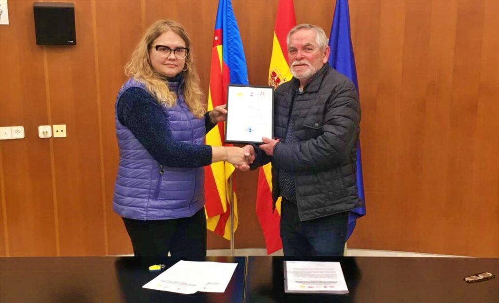 Massamagrell sella un hermanamiento histórico entre dos grandes rutas de peregrinación: el Santo Grial y Santiago 2 Francisco Bono Centelles y la Dra. Ana Mafe Garcia