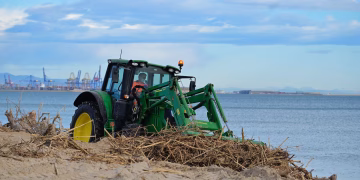 Un millón de euros ha costado la limpieza de las playas de Valencia tras la #DANA