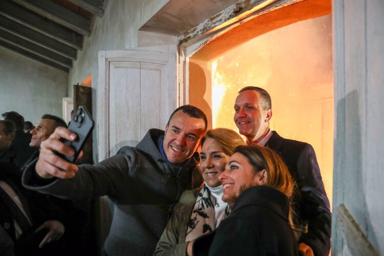 Canals volvió a cumplir la tradición y encendió la hoguera más grande del mundo por San Antón