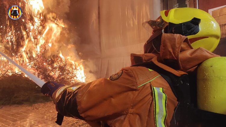 Canals volvió a cumplir la tradición y encendió la hoguera más grande del mundo por San Antón