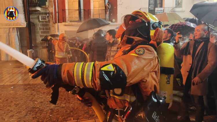Canals volvió a cumplir la tradición y encendió la hoguera más grande del mundo por San Antón