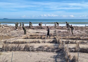 El ejército busca desaparecidos de la #DANA entre los restos de la playa de la Garrofera