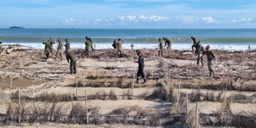 El ejército busca desaparecidos de la #DANA entre los restos de la playa de la Garrofera