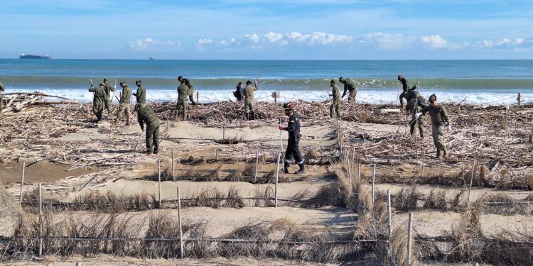 El ejército busca desaparecidos de la #DANA entre los restos de la playa de la Garrofera 1 El ejército busca desaparecidos de la #DANA entre los restos de la playa de la Garrofera