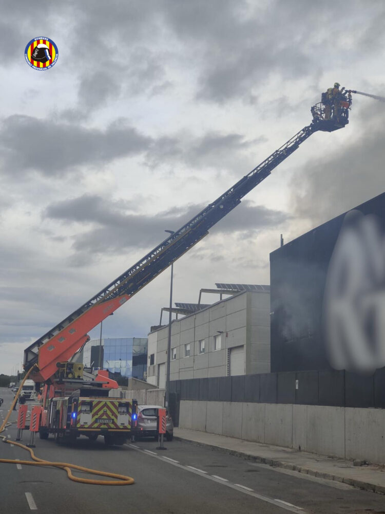 Controlado el incendio de una nave industrial en Loriguilla
